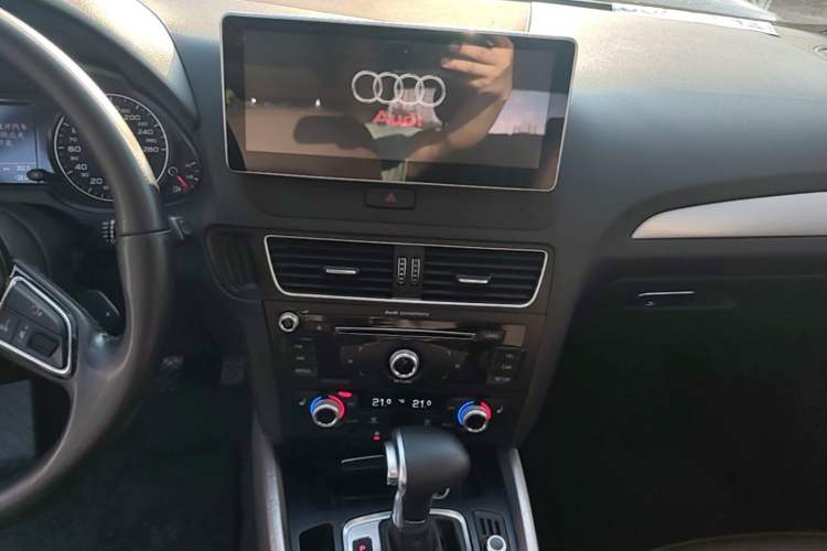 Used Audi Q5 2017 40 TFSI Technology Edition Audio And AC Panel