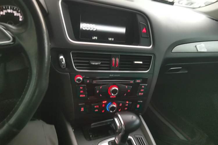 Used Audi Q5 2017 40 TFSI Ambition Edition Audio And AC Panel