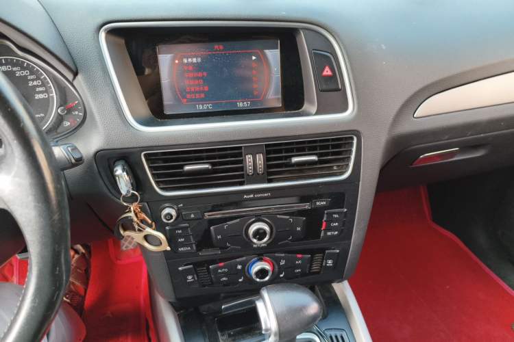 Used Audi Q5 2017 40 TFSI Ambition Edition Audio And AC Panel