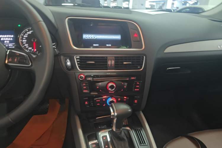 Used Audi Q5 2017 40 TFSI Ambition Edition Audio And AC Panel
