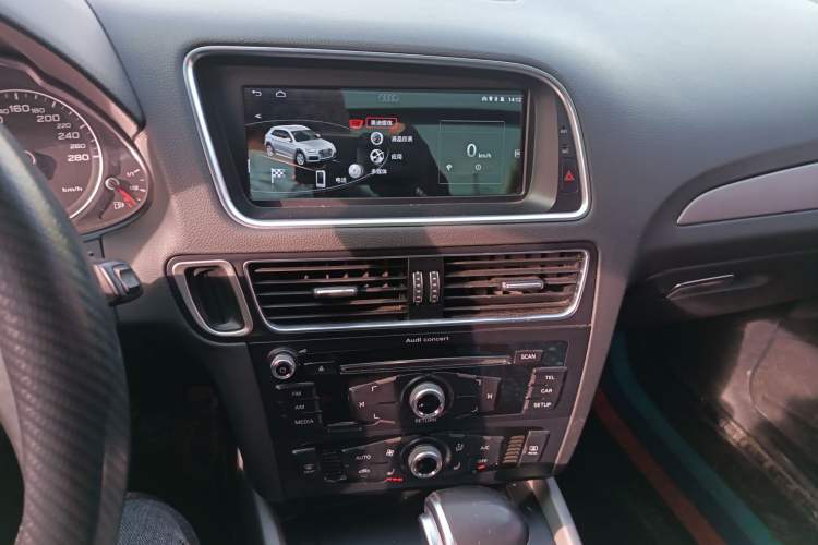 Used Audi Q5 2017 40 TFSI Ambition Edition Audio And AC Panel