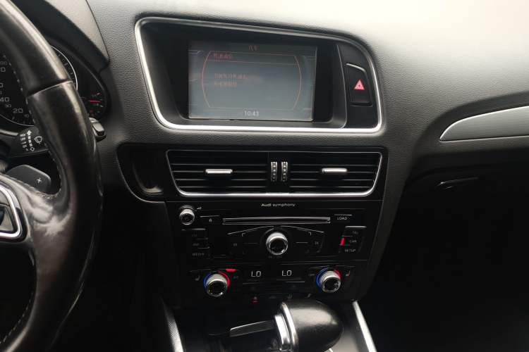 Used Audi Q5 2017 40 TFSI Technology Edition Audio And AC Panel