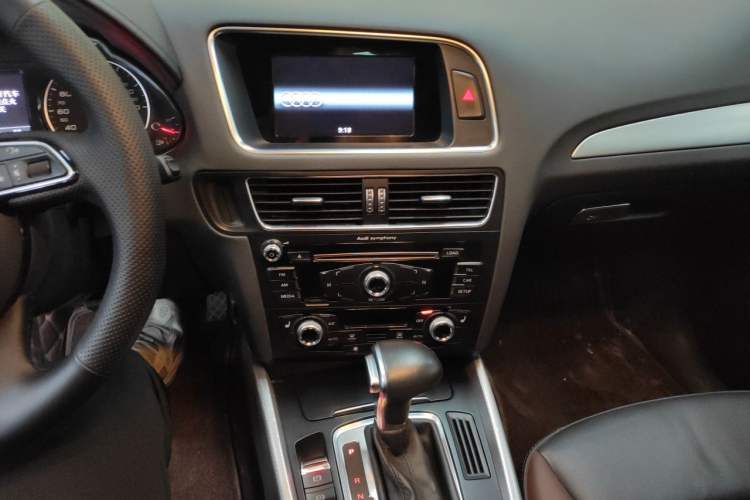 Used Audi Q5 2017 Plus 40 TFSI Comfort Model Audio And AC Panel