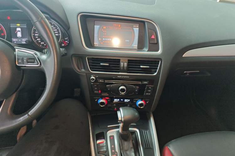 Used Audi Q5 2017 Plus 40 TFSI Technology Model Audio And AC Panel