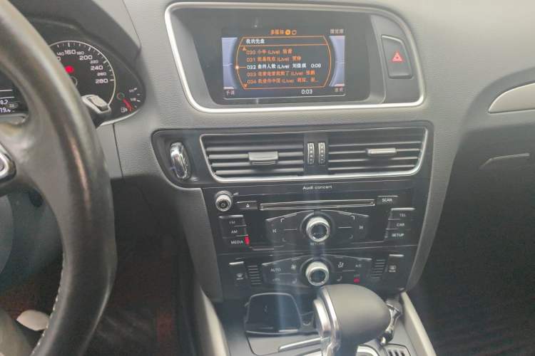 Used Audi Q5 2017 Plus 40 TFSI Ambition Model Audio And AC Panel