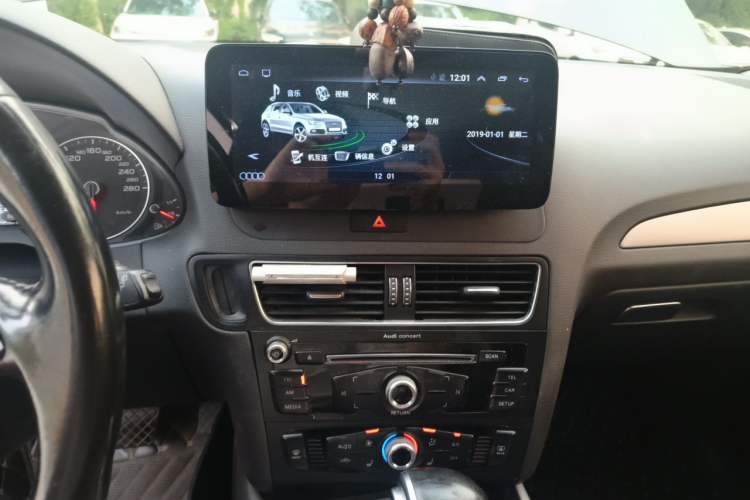 Used Audi Q5 2017 40 TFSI Ambition Edition Audio And AC Panel