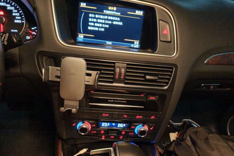 Used Audi Q5 2017 40 TFSI Comfort Model Audio And AC Panel