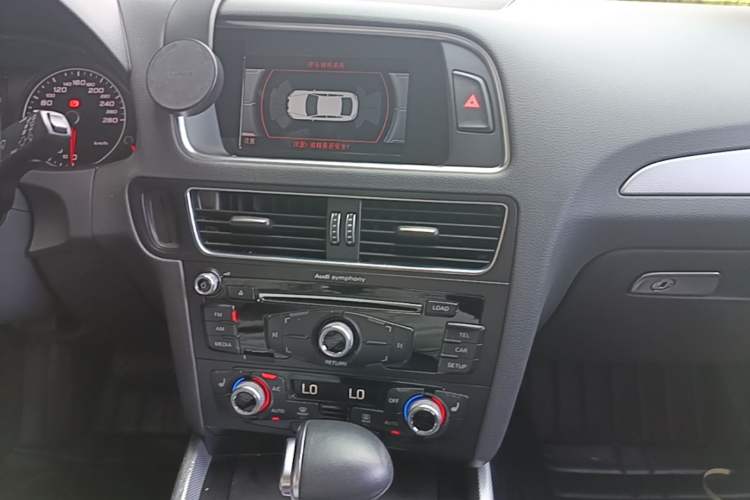 Used Audi Q5 2017 40 TFSI Technology Edition Audio And AC Panel