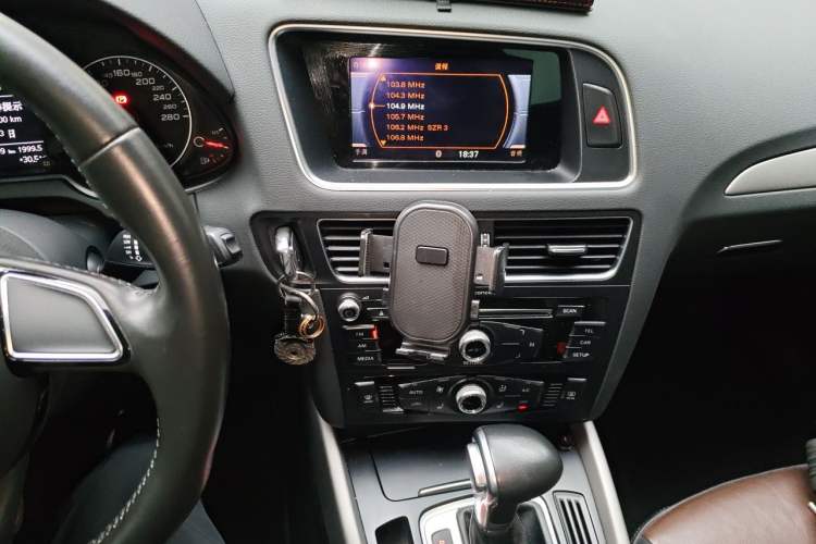 Used Audi Q5 2017 Plus 40 TFSI Ambition Model Audio And AC Panel