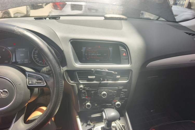 Used Audi Q5 2017 Plus 40 TFSI Technology Model Audio And AC Panel