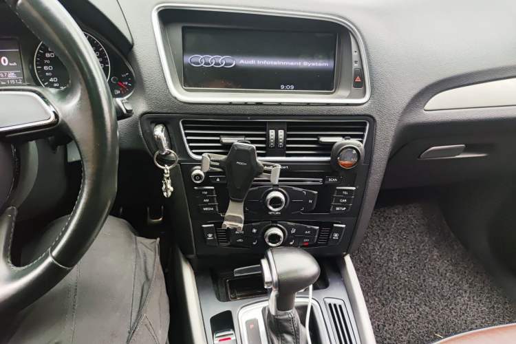 Used Audi Q5 2017 40 TFSI Ambition Edition Audio And AC Panel