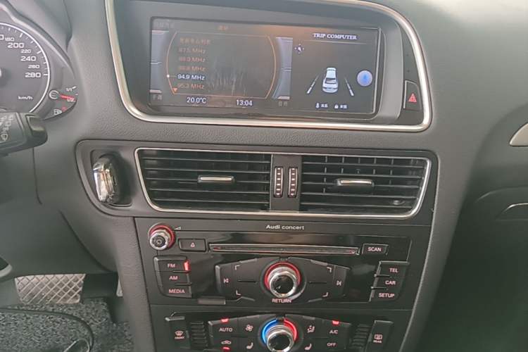 Used Audi Q5 2017 40 TFSI Ambition Edition Audio And AC Panel