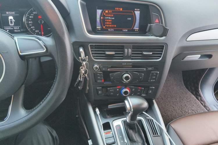Used Audi Q5 2017 Plus 40 TFSI Ambition Model Audio And AC Panel