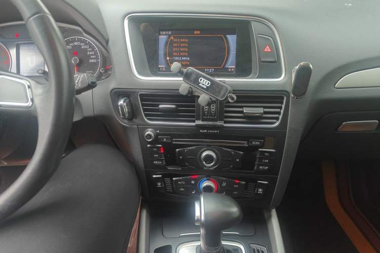 Used Audi Q5 2017 Plus 40 TFSI Ambition Model Audio And AC Panel