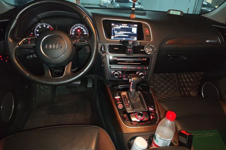 Used Audi Q5 2017 Plus 40 TFSI Comfort Model Center Console