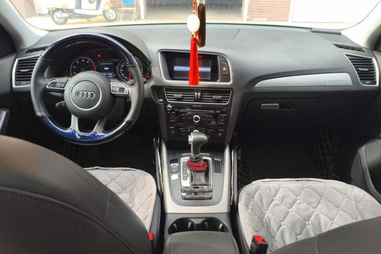 Used Audi Q5 2017 Plus 40 TFSI Technology Model Center Console
