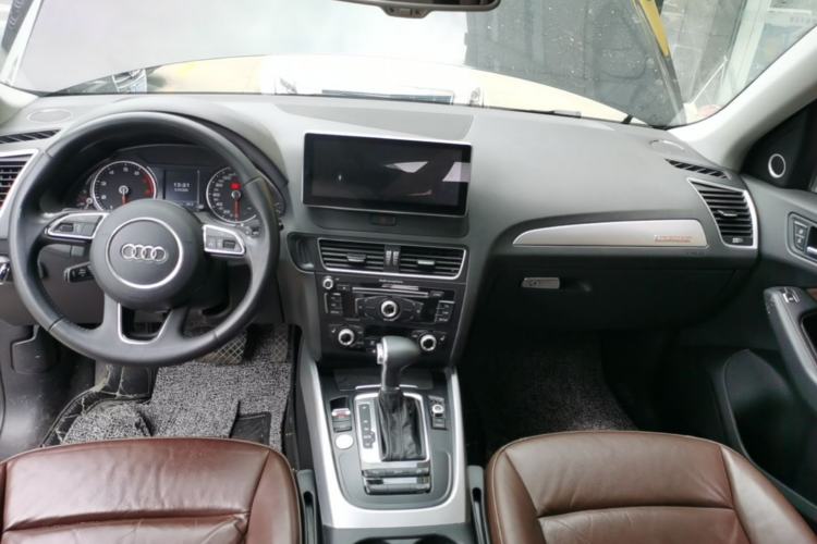 Used Audi Q5 2017 40 TFSI Technology Edition Center Console