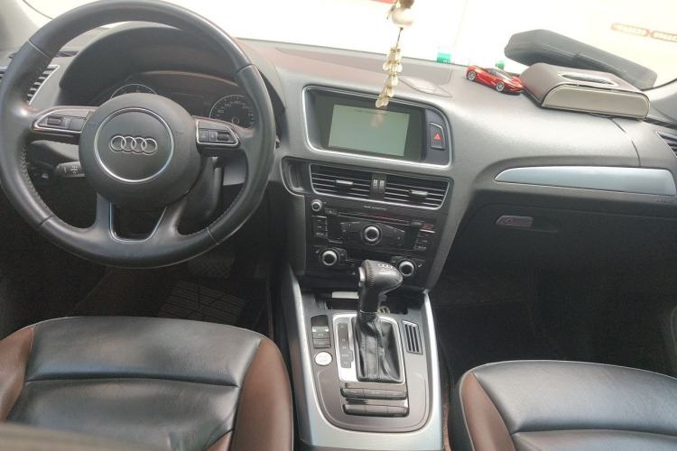 Used Audi Q5 2017 Plus 40 TFSI Technology Model Center Console