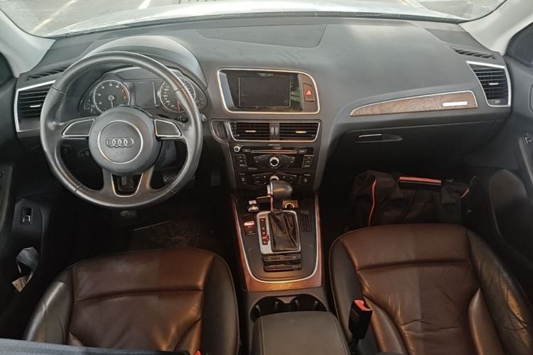 Used Audi Q5 2017 Plus 40 TFSI Ambition Model Center Console