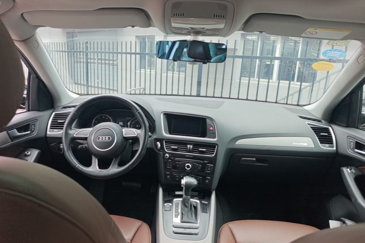 Used Audi Q5 2017 40 TFSI Ambition Edition Center Console