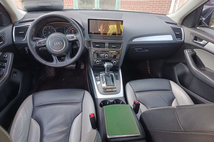 Used Audi Q5 2017 Plus 40 TFSI Technology Model Center Console