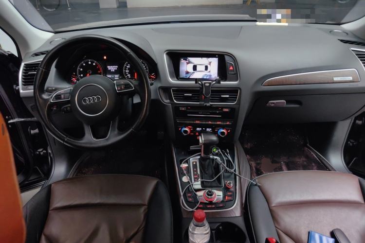 Used Audi Q5 2017 40 TFSI Comfort Model Center Console