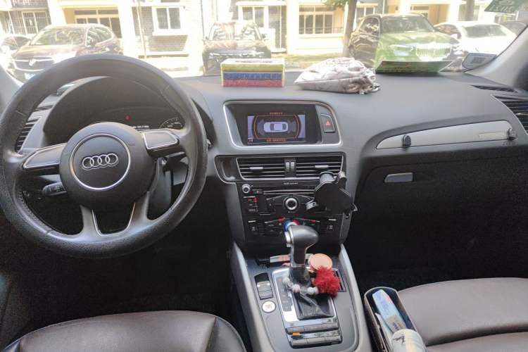 Used Audi Q5 2017 40 TFSI Ambition Edition Center Console