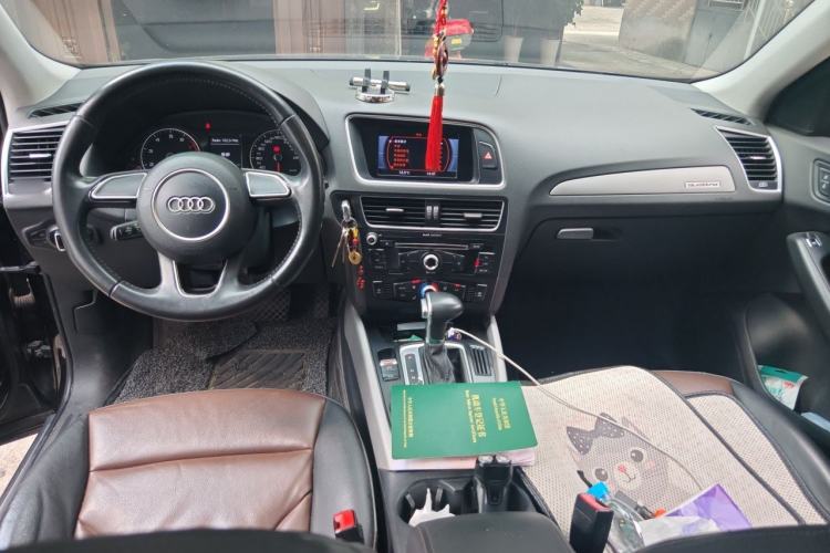 Used Audi Q5 2017 Plus 40 TFSI Ambition Model Center Console