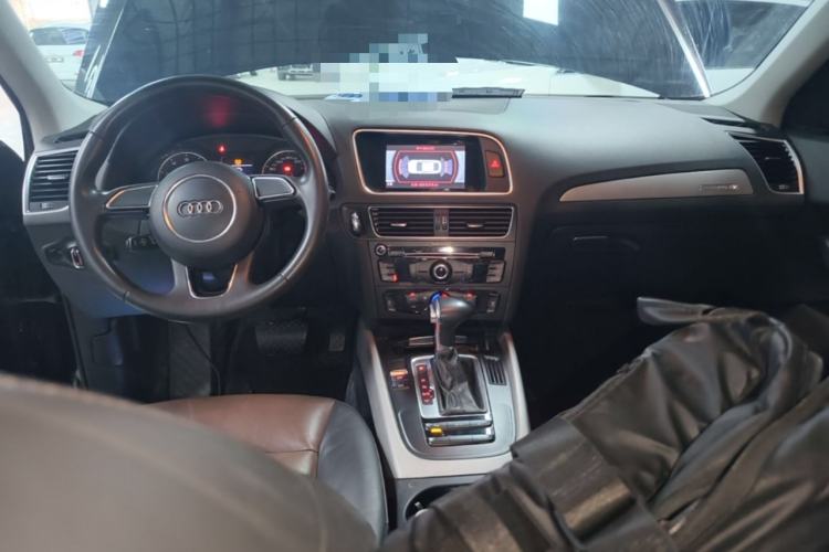 Used Audi Q5 2017 Plus 40 TFSI Ambition Model Center Console