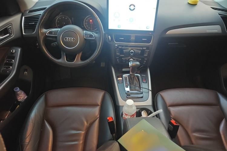 Used Audi Q5 2017 Plus 40 TFSI Ambition Model Center Console