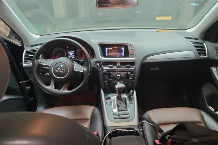 Used Audi Q5 2017 Plus 40 TFSI Ambition Model Center Console