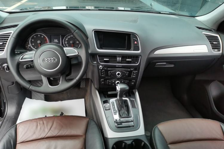 Used Audi Q5 2017 Plus 40 TFSI Ambition Model Center Console