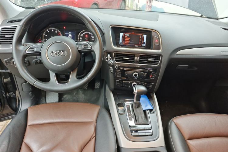 Used Audi Q5 2017 Plus 40 TFSI Ambition Model Center Console