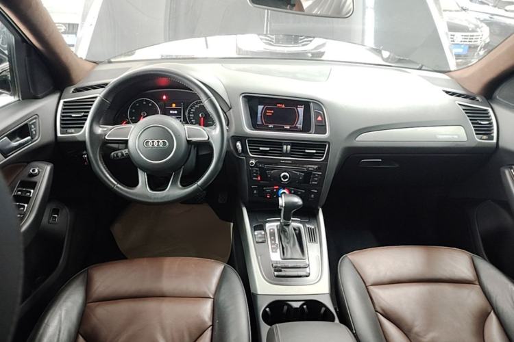 Used Audi Q5 2017 Plus 40 TFSI Ambition Model Center Console