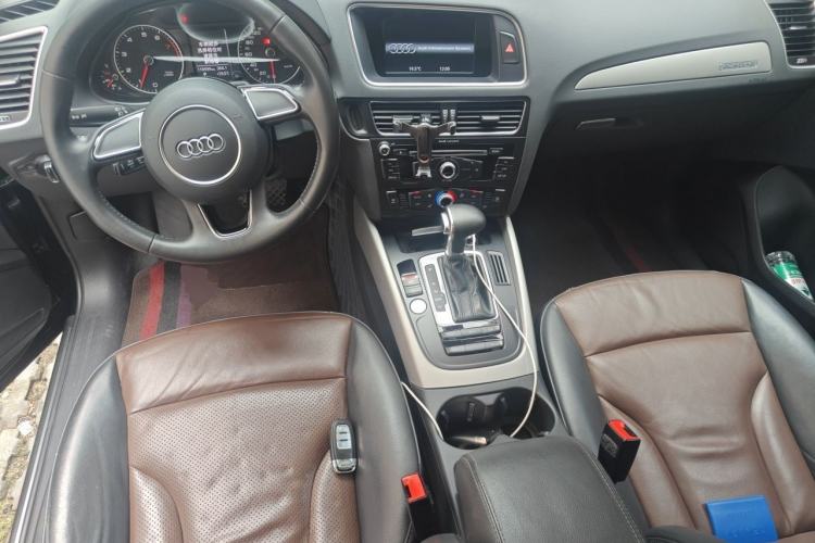 Used Audi Q5 2017 Plus 40 TFSI Ambition Model Center Console