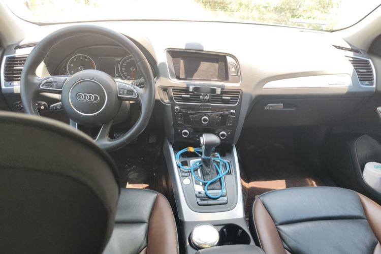 Used Audi Q5 2017 Plus 40 TFSI Technology Model Center Console