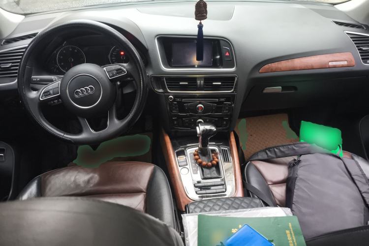 Used Audi Q5 2017 Plus 40 TFSI Ambition Model Center Console