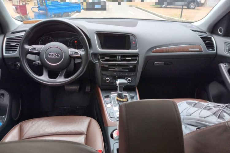 Used Audi Q5 2017 40 TFSI Comfort Model Center Console
