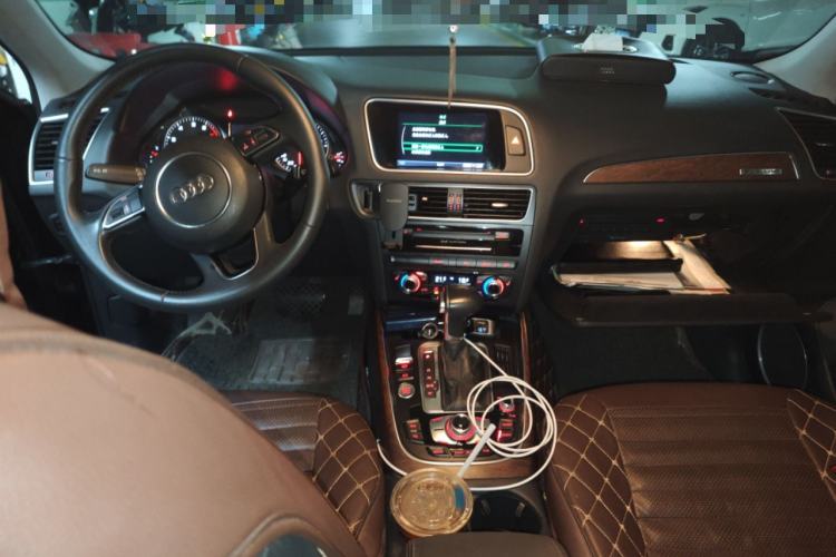 Used Audi Q5 2017 40 TFSI Comfort Model Center Console
