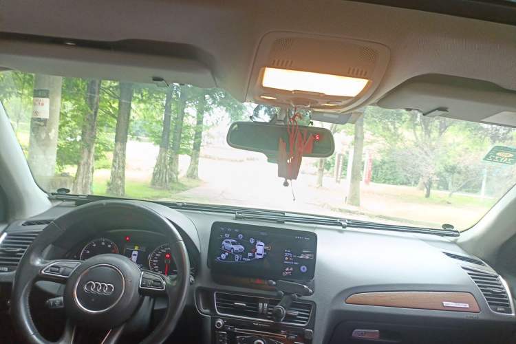 Used Audi Q5 2017 Plus 40 TFSI Technology Model Center Console