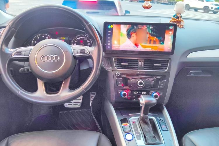 Used Audi Q5 2017 Plus 40 TFSI Ambition Model Center Console