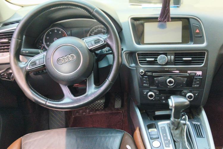 Used Audi Q5 2017 40 TFSI Technology Edition Center Console