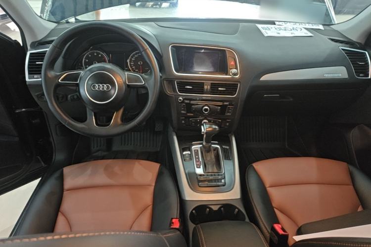 Used Audi Q5 2017 Plus 40 TFSI Ambition Model Center Console