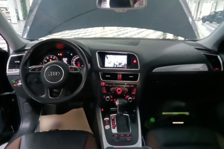 Used Audi Q5 2017 Plus 40 TFSI Technology Model Center Console