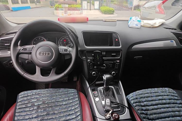 Used Audi Q5 2017 Plus 40 TFSI Technology Model Center Console
