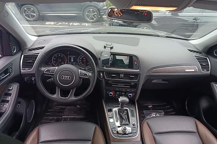 Used Audi Q5 2017 40 TFSI Comfort Model Center Console