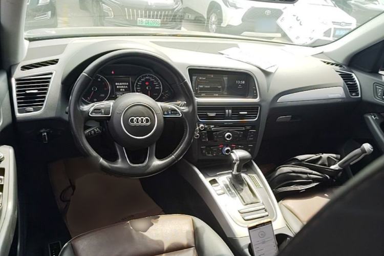 Used Audi Q5 2017 40 TFSI Ambition Edition Center Console