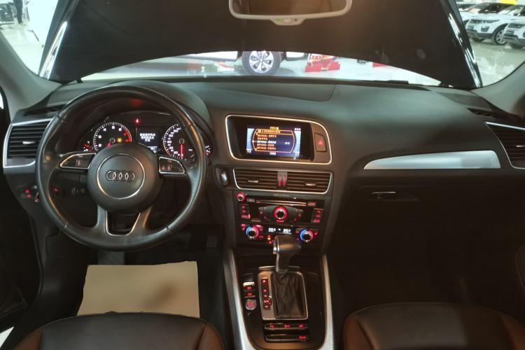 Used Audi Q5 2017 Plus 40 TFSI Technology Model Center Console