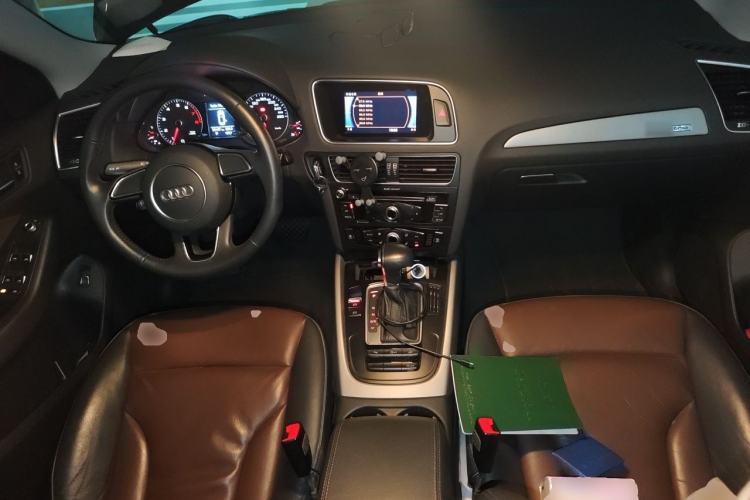 Used Audi Q5 2017 Plus 40 TFSI Ambition Model Center Console
