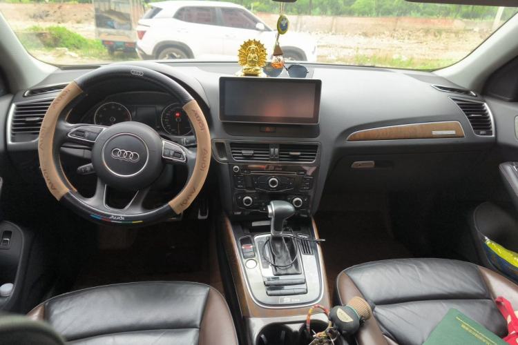 Used Audi Q5 2017 Plus 40 TFSI Technology Model Center Console